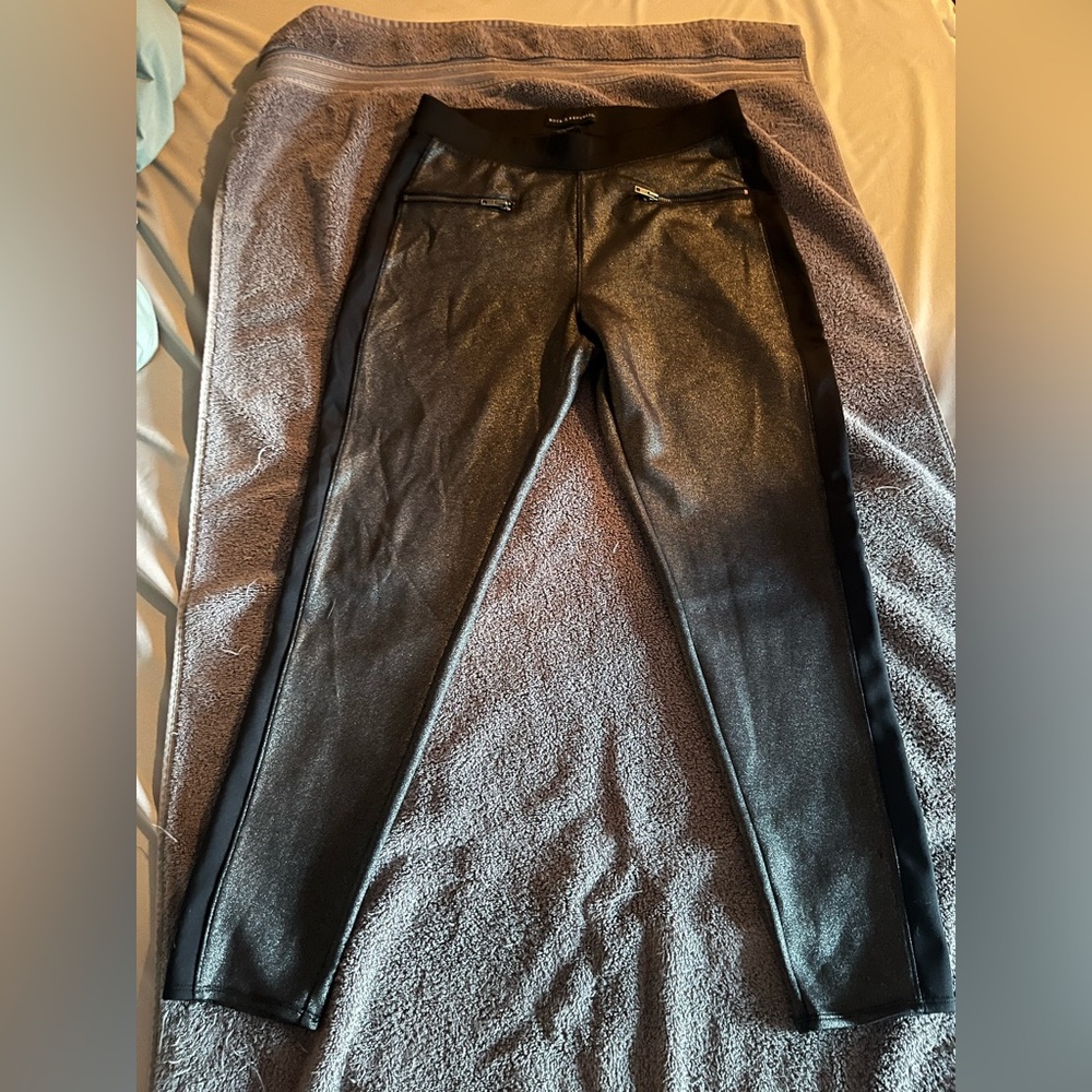 ROCK & REPUBLIC - BLACK AND SILVER SHINY FAUX LEATHER LEGGINGS - SIZE LARGE